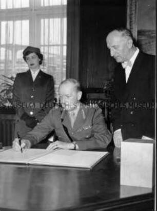 Verabschiedung des britische Stadtkommandanten Generalmajor Oliver
