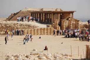 Kairo - Ausgrabungsstätte Sakkara : Ausgrabungsstätte bei der Stufenpyramide des Königs Djoser in Sakkara, nahe der einstigen ägyptischen Hauptstadt Memphis, aufgenommen 2006 bei Kairo