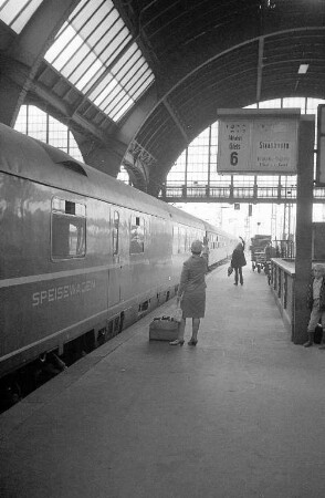 Hispania-Express der Deutschen Bundesbahn im Karlsruher Hauptbahnhof.