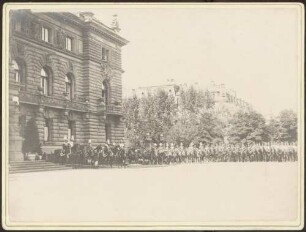 Kaiser Wilhelm II. und Großherzog Friedrich I. zu Pferd, seitlich berittene Uniformierte.