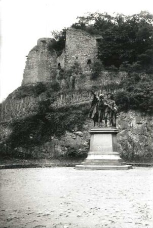 Bad Münster am Stein-Ebernburg, Denkmal für Ulrich von Hutten und Franz von Sickingen : Bad Münster am Stein-Ebernburg. Denkmal für Ulrich von Hutten und Franz von Sickingen (Bronze, 1889). Blick gegen die Ruine Ebernburg