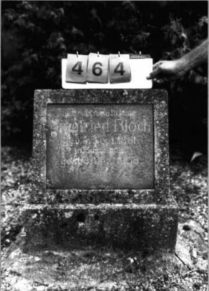 Grabstein 464 (Index: 99797564) Material: Kunststein, Granitplatte Zustand: stark verwittert Maße HxBxT: 62x57x23 cm Beschreibung: Stele, quadratisch, Sockel: Grabstein 464