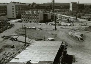 Dresden. Blick vom Studentenhochhaus an der Christianstraße (Leningrader Straße) über die Baustelle des zweiten Studentenhochhauses nach Südwesten zum Hauptbahnhof (dahinter Windberg), Hotel Excelsior