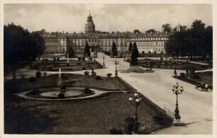 Postkartenalbum mit Motiven von Karlsruhe. "Karlsruhe - Schlossplatz - Badisches Landesmuseum. Rechtzeitig Postreisescheck besorgen!". Schloss mit Schlossplatz