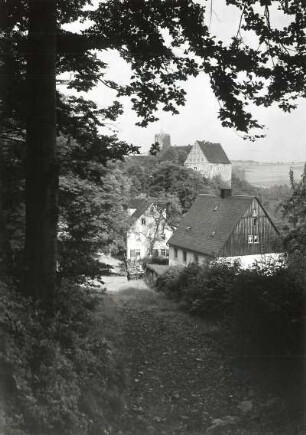 Scharfenstein, Ort und Burg : Scharfenstein. Ortsansicht mit Burg von Osten