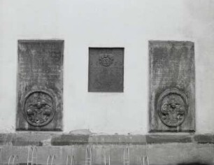 Drei Grabplatten der Familie Staros