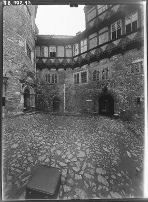 Pansfelde (Falkenstein/Harz-Pansfelde). Burg Falkenstein (Burgmuseum, Baubeginn 1115). Hofansicht mit Wendelstein