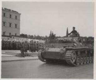 Wehrmachtssoldaten, Siegesparade in Athen, Generalfeldmarschall Wilhelm List begrüßt seine Panzermänner