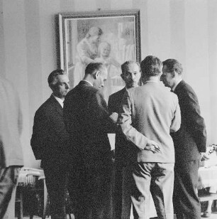 Dresden-Altstadt, Lingnerplatz 1 (Deutsches Hygiene-Museum). Serie "14. Orthopäden-Tagung der Deutschen Demokratischen Republik". Fünf Mediziner im Foyer stehend im Gespräch