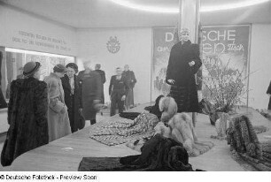 Verschiedene Pelzmäntel am Messestand des VEB Rauchwaren-Zurichterei und -Färberei Naunhof