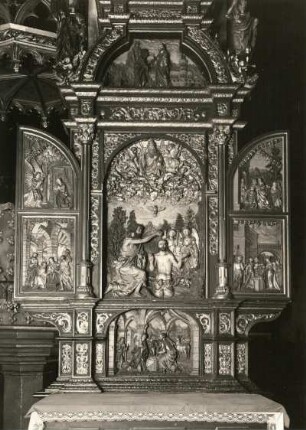 Prag (Praha/Tschechien). Kirche St. Maria vor dem Teyn. Renaissance-Altar (Seitenaltar). Marmor, farbig; Höhe ohne Oberteil 2,50m. Um 1530. Detail