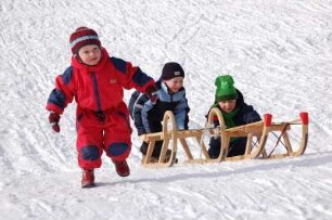 Kinder rodeln im Harz : Unterharzgebiet, bei Friedrichsbrunn, Kinder am Rodelhang, aufgenommen 2006
