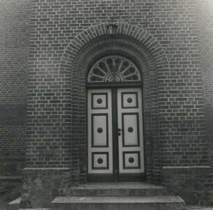 Mochow. Dorfkirche (1880). Westportal