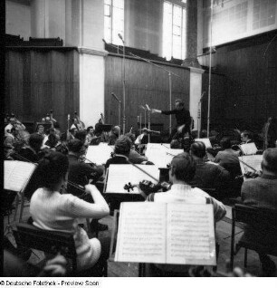 Carlos Kleiber mit Orchester