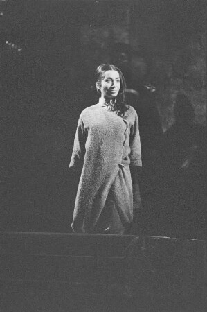 Szenenbilder aus der Oper "Turandot" von Giaccomo Puccini in der Inszenierung von Walter Felsenstein (musikal. Leitung: Václav Neumann, Bühnenbild und Kostüme: R. Heinrich). Komische Oper Berlin, 25.01.1958 : Mit Sigrid Ekkehard in der Titelpartie, Hermin Esser als Kalaf, Herbert Rössler als Timur, Erwin Wohlfahrt als Pang, Uwe Kreyssig als Ping, Werner Enders als Pong, Irmgard Arnold als Liu u. a.