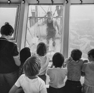 Fensterreinigung an der Turmkugel des Berliner Fernsehturms, 1973, Bild 1. SW-Foto © Kurt Schwarz.
