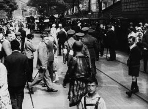 Szene aus dem Dokumentarfilm "Festzug der Dresdner Feuerwehr" anläßlich der Ausstellung "Der Rote Hahn": Friedrichsallee ?
