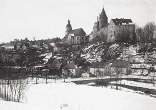 Schloß : Altstadt mit Pfarrkirche St. Georgen und Schloss Schwarzenberg. Blick von der Straßenbrücke Karlsbader Straße über das Schwarzwasser