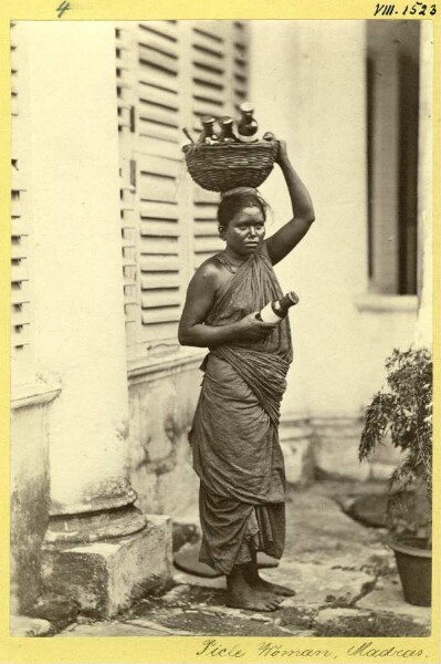 Picle woman, carrying basket