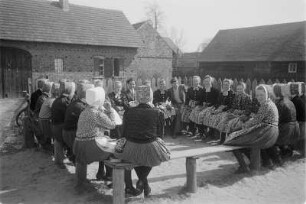 Schleifer Mädchen und Jugendlicher mit Korb voller Ostereier in Rohne. : Holcy w Slepjanskej drasće a młodostny z korbikom jutrownych jejkow w Rownom.