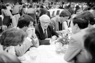 31. Tagung 1981 (29.6.-3.7.) Mediziner; Pressekonferenz: Sir Hans A. Krebs (unscharf)
