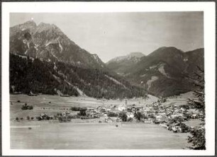 Österreich. Fulpmes im Stubaital. Ortsansicht mit Kalkkögel