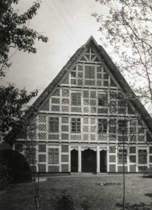 Jork-Estebrügge. Giebelseite eines Bauernhauses (niedersächsisches Hallenhaus) mit sogenanntem Hochzeitsportal