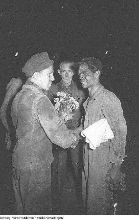Freital. VEB Steinkohlenwerk "Willi Agatz" Freital. Ernst Lohagen, erster Sekretär der SED-Landesleitung Sachsen bei den Bergleuten nach einer Sonderschicht, Juli 1951