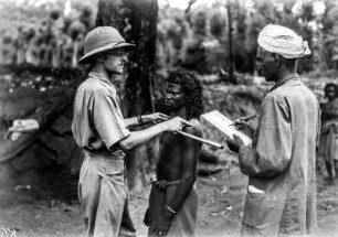 Egon von Eickstedt beim Vermessen (Deutsche Indien-Expedition 1926/1929 - 5. Südindien)