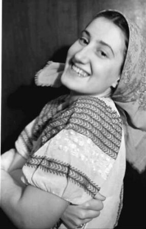 Bukarest: Fräulein Samarescu, im rumänischen Kostüm