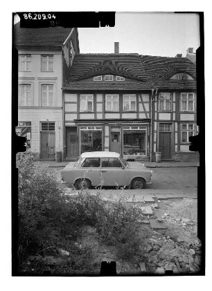 Grabow, Kirchenstraße 16. Wohnhaus mit Laden. Straßenfront