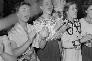 Kulturveranstaltung anlässlich des Internationalen Mädchentags : Mitglieder eines Ensembles