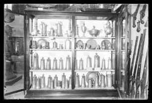 Zinnkannen, Zinnteller u.a. in Vitrine stehend im Grafschaftsmuseum in der Kilianskapelle