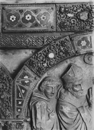 Elisabethschrein — Kreuzseite — 4. Dachrelief von links: Weihe des Landgrafen Ludwig vor dem Aufbruch zum Kreuzug