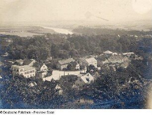 Pillnitz (Dresden-Pillnitz). Blick vom Café Hausberg nach Südsüdost zur Elbinsel