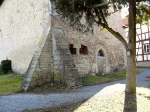 Langhaus von Nordwesten mit Strebepfeilern an der Nordwestecke (romanisch gegründet - Gotisch und später stark überarbeitet)