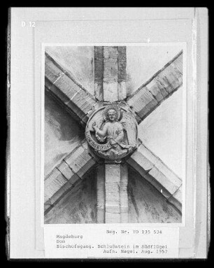 Magdeburg, Dom St. Mauritius und St. Katharina, Innenaufnahme, Bischofsgang : Schlussstein im Südflügel des Bischofsganges mit Symbol des Evangelisten Johannes