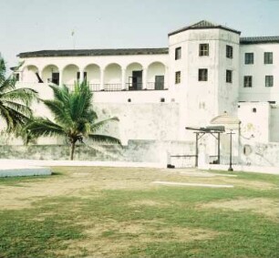 Elmina, Ghana. Im Hof des ehemaligen portugiesischen Forts, 9. April 1959