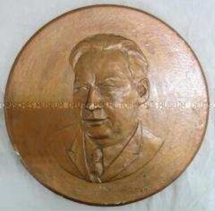 Plakette mit Porträt von Herbert Warnke