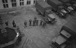 Central Collecting Point Marburg. Transportfahrzeuge der alliierten Truppen im Innenhof des Staatsarchivs Marburg.