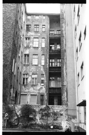 Kleinbildnegativ: Gneisenaustr. 91, 1983