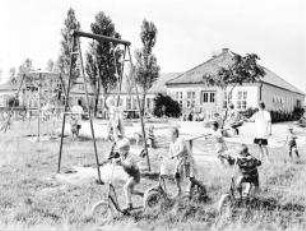 Spielende Kinder im Garten der Kinderkrippe der LPG Mestlin (Kreis Parchim)