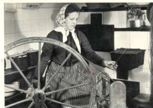 Mädchen am Spinnrad : Mädchen am großen Spinnrad