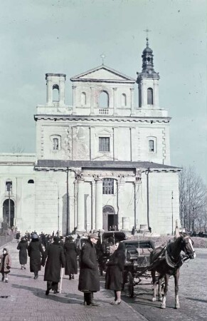 Lublin, Kathedrale. Ansicht mit Kirchgängern und Pferdedroschken
