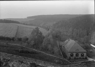 Malter. Blick von der Sperrmauer in das Weißeritztal abwärts. Rechts unten: Elektrizitätswerk