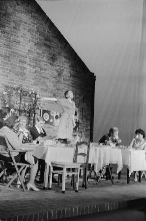 Szenenbilder aus "Tag für Tag", dramatische Trilogie von Arnold Wesker. Kammerspiele (Deutsches Theater) Berlin, 16.10.1976
