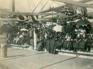 Zuschauer mit Sonnenschirmen bei Bordspielen an Deck des Passagierdampfers Cleveland