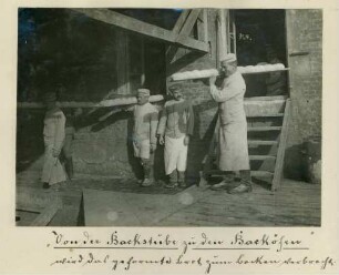 Foto vom Transport der geformten Brotlaibe von der Backstube zu den Backöfen