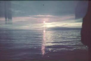 Reisefotos. Sonnenuntergang. Blick von einem Schiff über das Meer