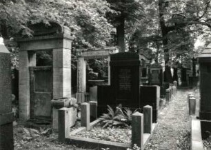 Görlitz-Biesnitz, Promenadenstraße. Jüdischer Friedhof. Grabmale (ab 1913). Ansicht mit Grabmal für Fanny und Eugen Kohn